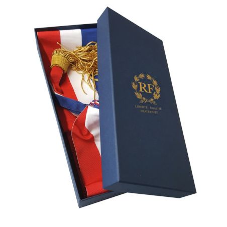 Boite de rangement pour écharpe d'élu