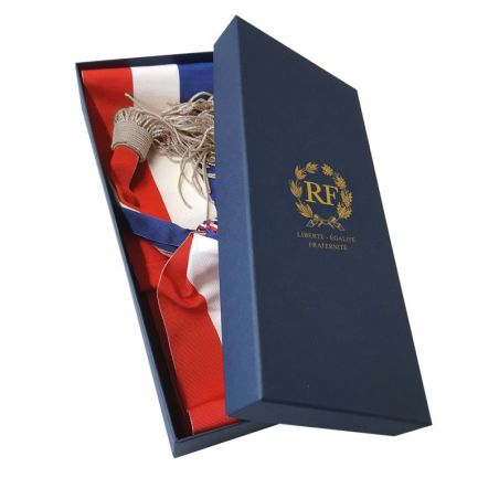 Boite de rangement pour écharpe d'élu